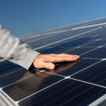 Pozos con energía solar: el campo que bombea sin boleta